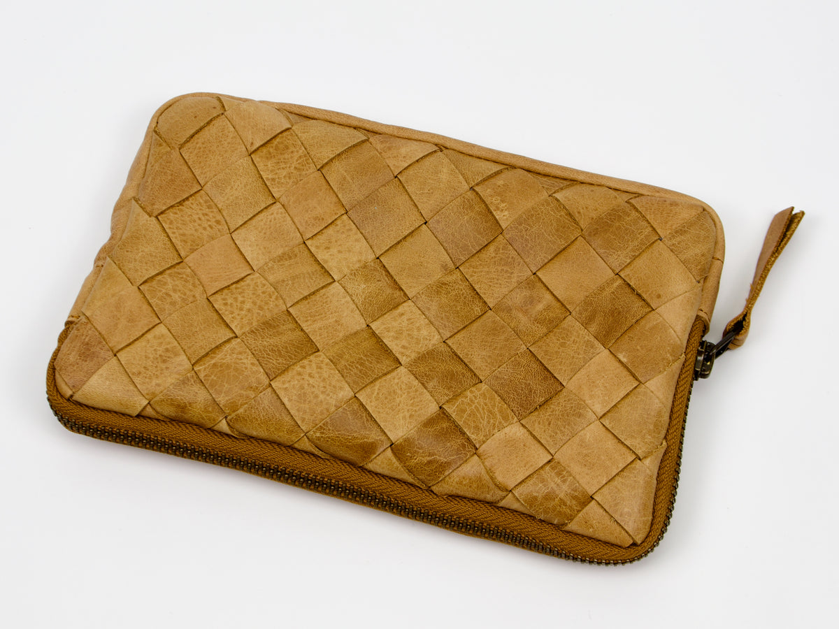 Pochette tissée à la main Chloe de Milloo, marron vieilli