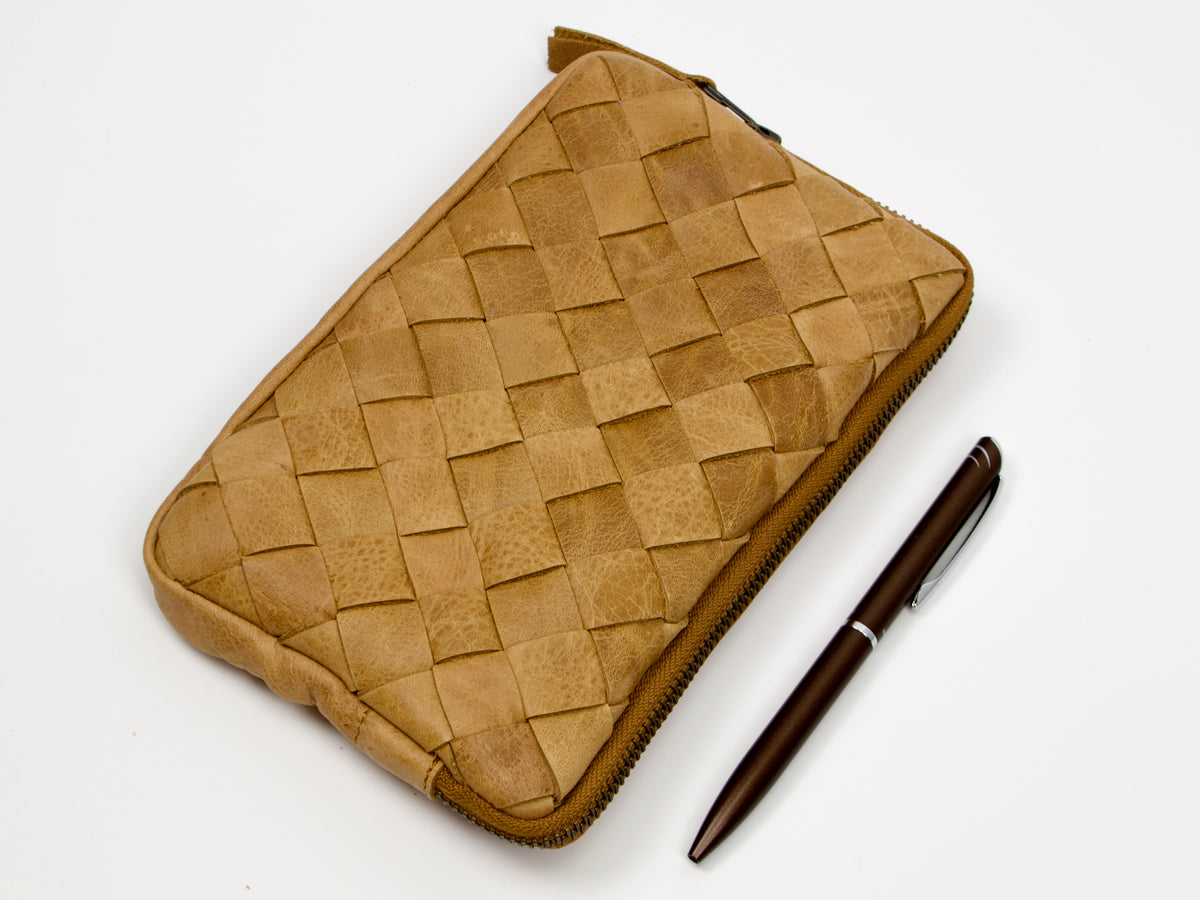 Pochette tissée à la main Chloe de Milloo, marron vieilli