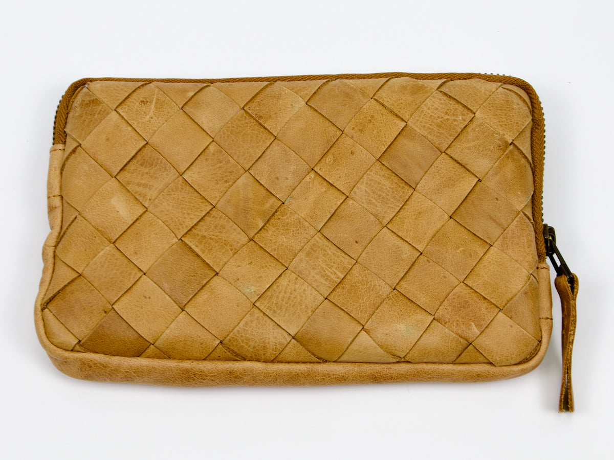 Pochette tissée à la main Chloe de Milloo, marron vieilli