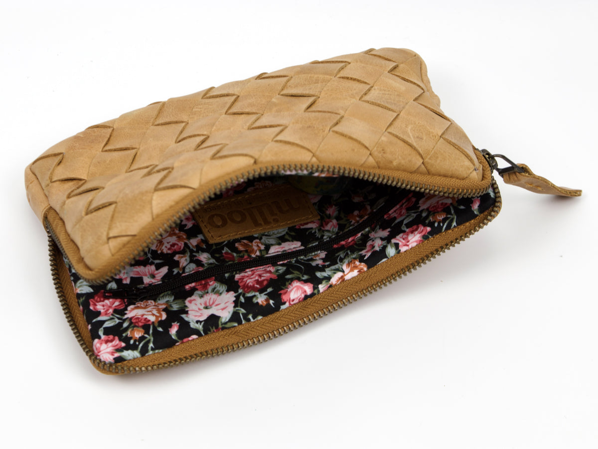 Pochette tissée à la main Chloe de Milloo, marron vieilli