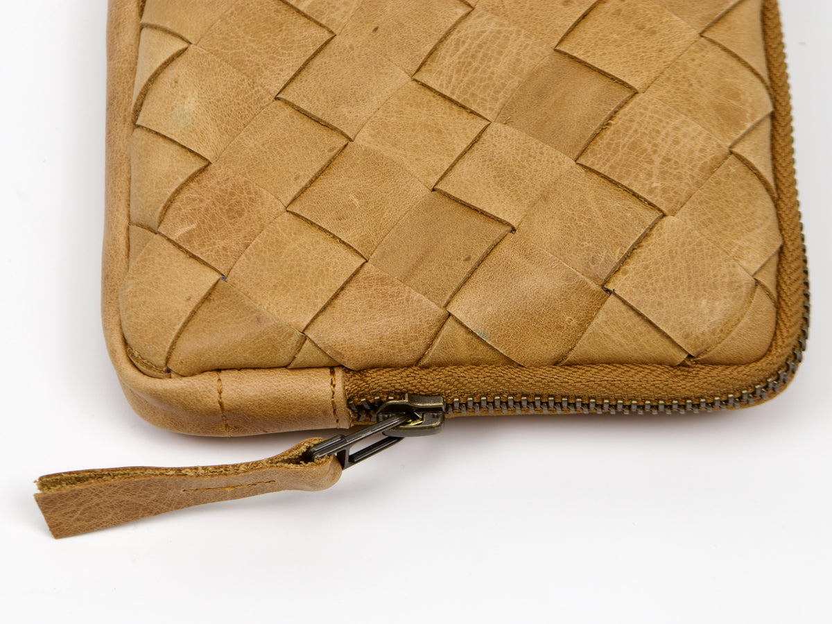 Pochette tissée à la main Chloe de Milloo, marron vieilli