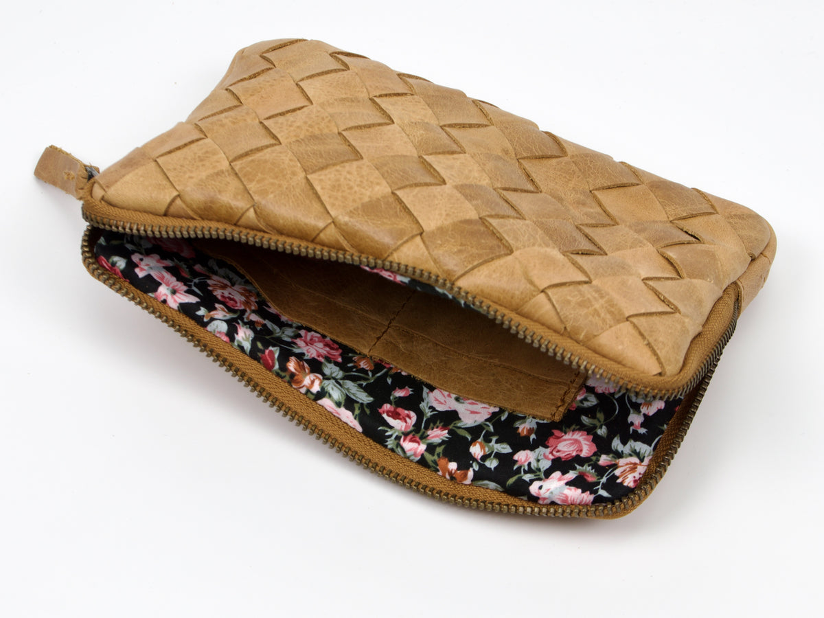 Pochette tissée à la main Chloe de Milloo, marron vieilli