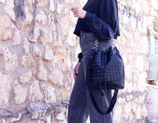 Sac seau Danae de Milloo tissé à la main en rose sable