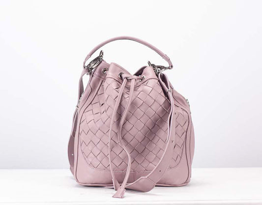 Sac seau Danae de Milloo tissé à la main en rose sable
