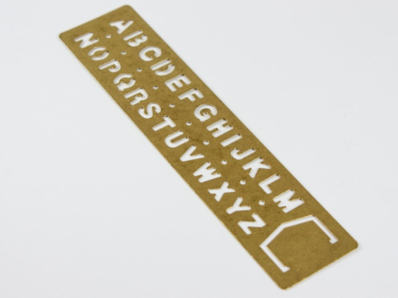Marque-page alphabet en laiton de la Traveler's Company